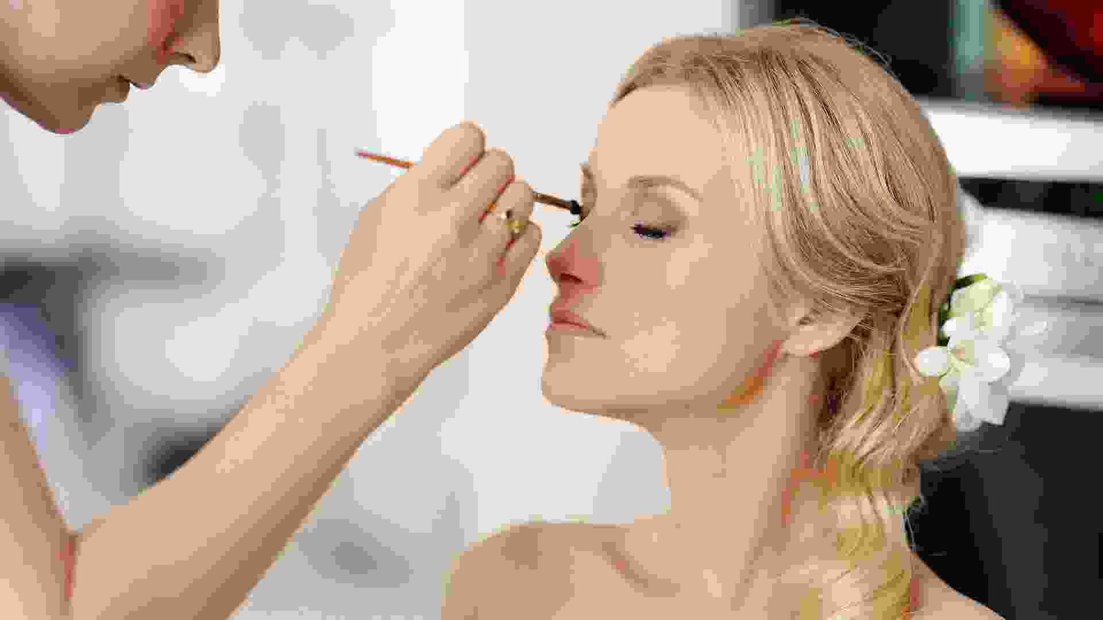 Touching up the eyelashes Touching up the eyelashes